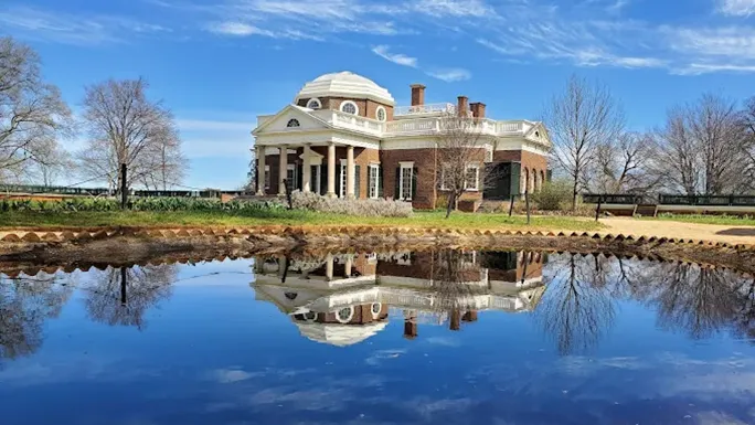 The neoclassical domed house of Monticello surrounded by gardens